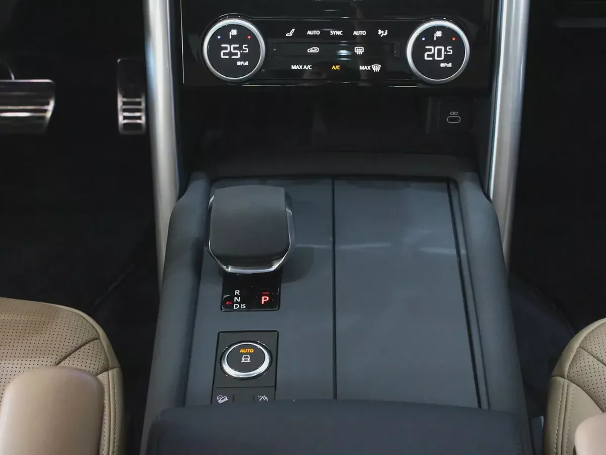 2024 - Land Rover Discovery R-Dynamic HSE for 239,000.00 AED-17-17