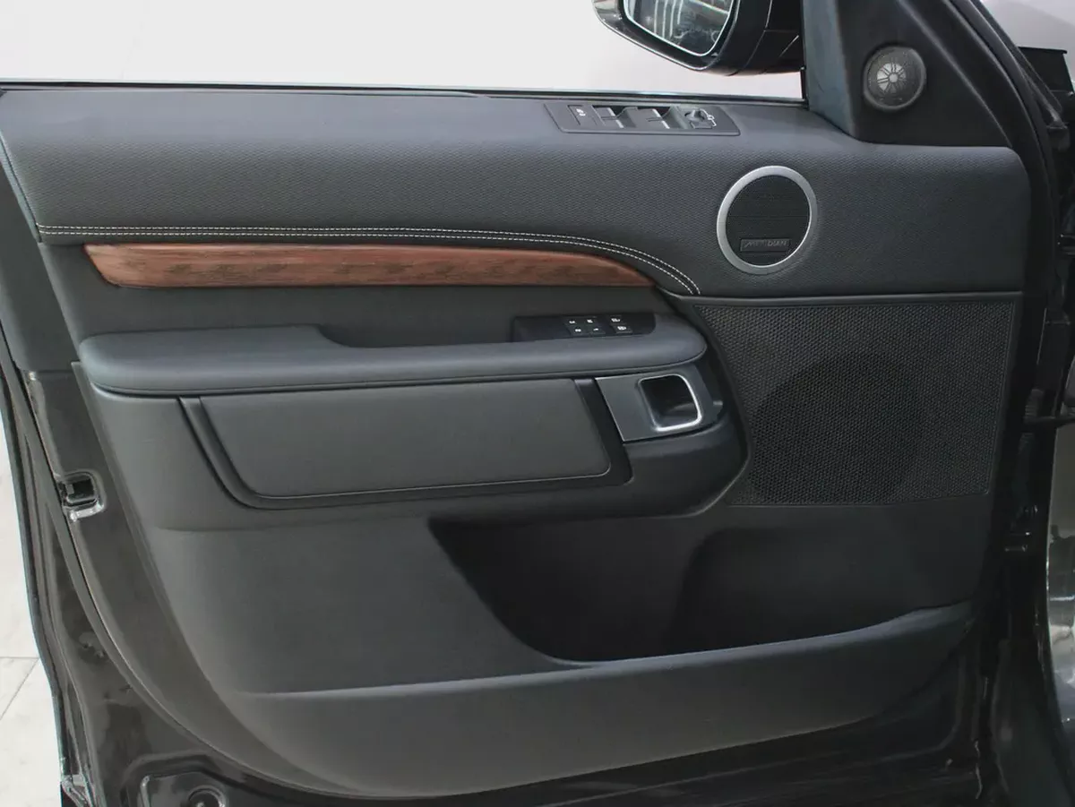 2024 - Land Rover Discovery R-Dynamic HSE for 239,000.00 AED-18-18