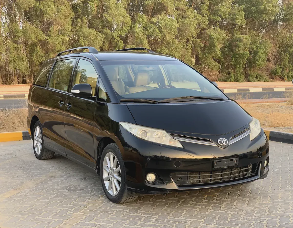 Toyota Previa SE | Model 2017 | GCC Specs | 7 seater