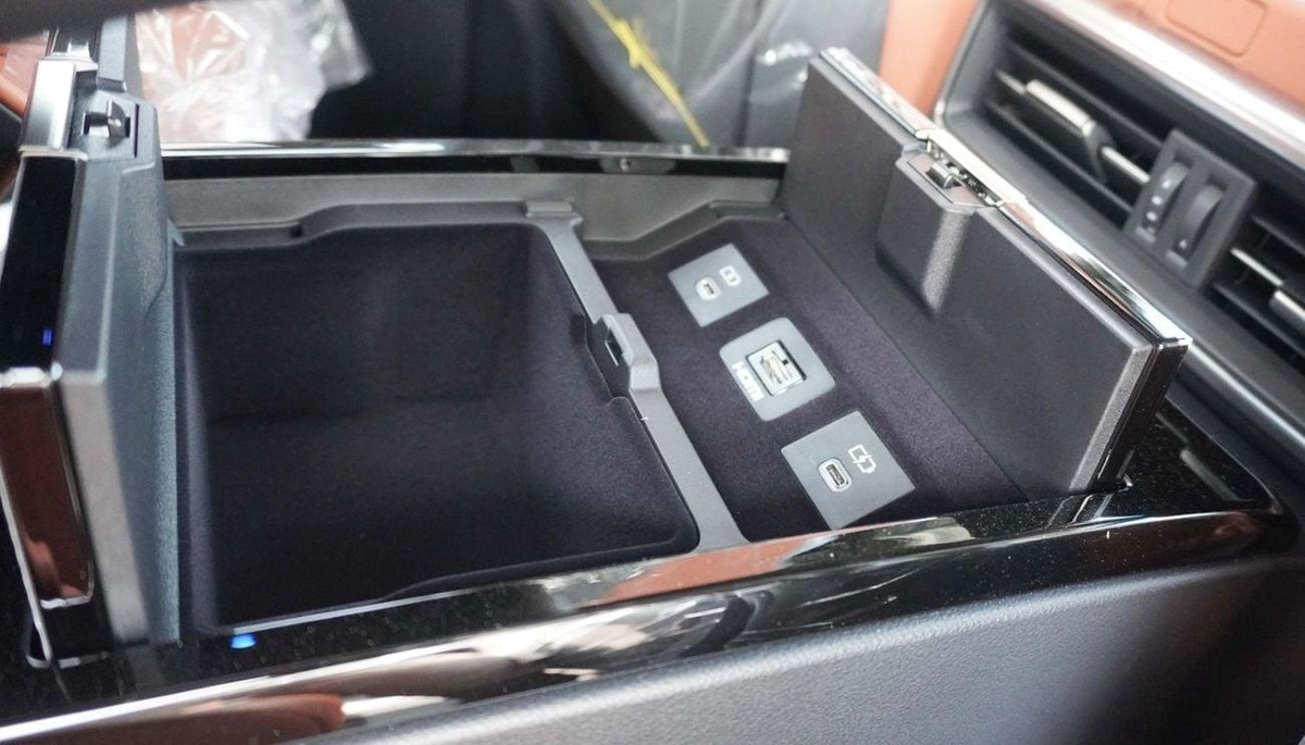 Lexus LX700h VIP-15-0