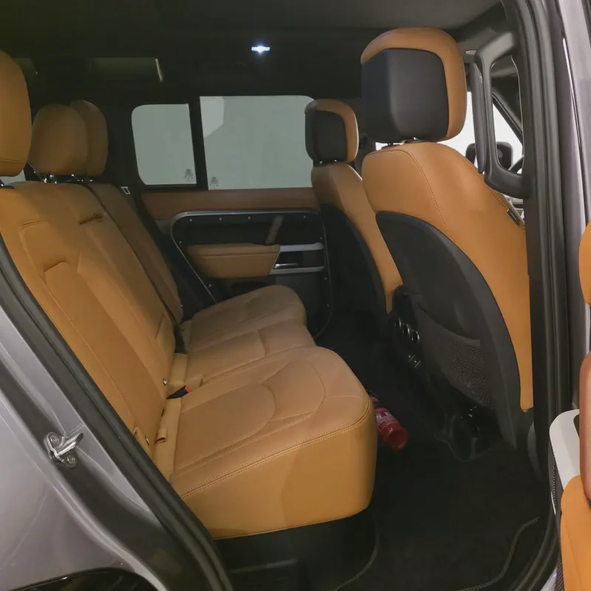 AED 5154 PM | LAND ROVER DEFENDER HSE P400 2024 | AGENCY WARRANTY TILL MARCH 2029 | SERVICE PACKAGE-16-16