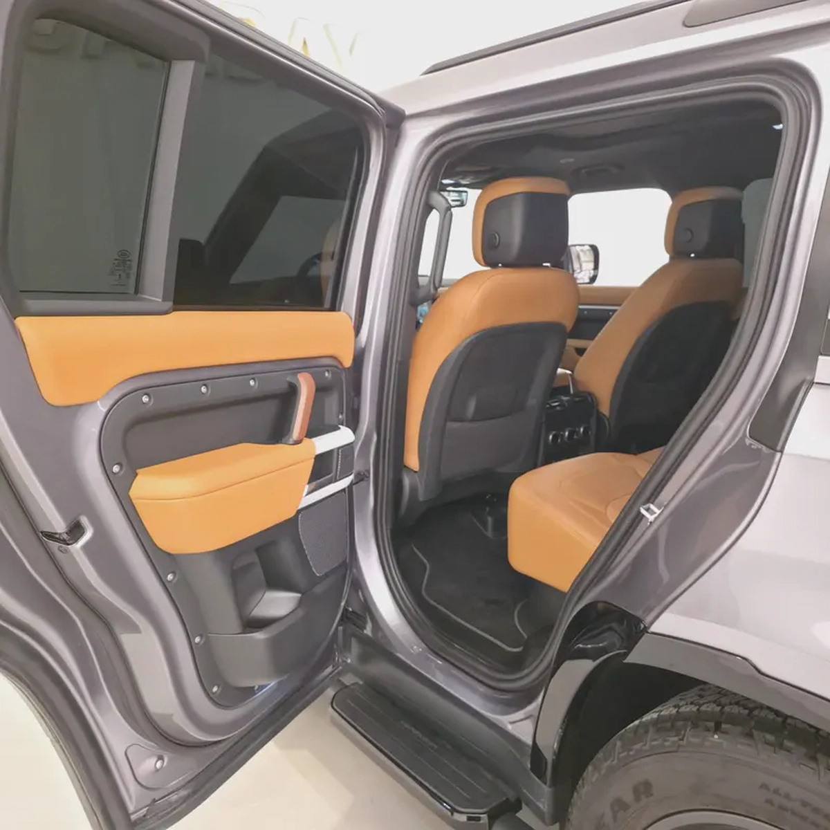 AED 5154 PM | LAND ROVER DEFENDER HSE P400 2024 | AGENCY WARRANTY TILL MARCH 2029 | SERVICE PACKAGE-17-17