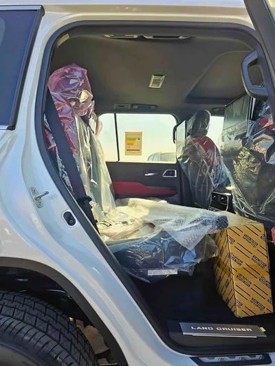 Toyota Land Cruiser VXR / FULL OPTION / 3.3L DIESEL / PWR SEATS / RADAR / JBL SPEAKERS (CODE # VXR)-9