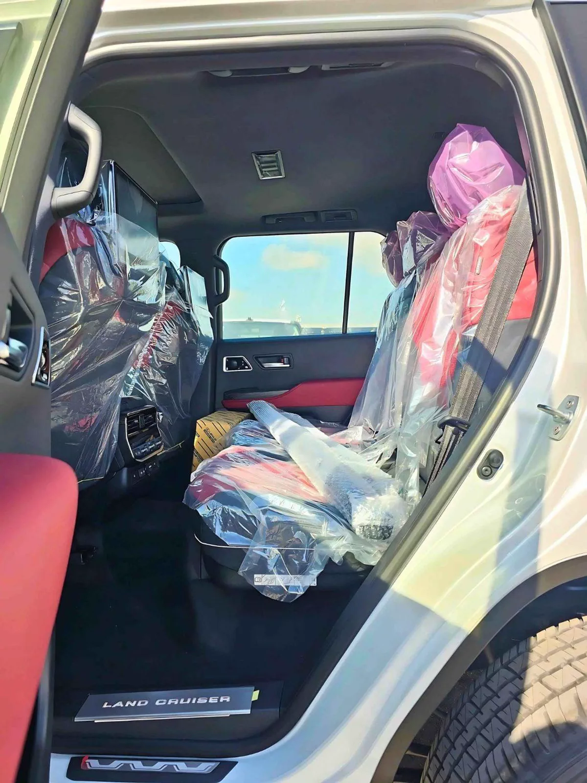 Toyota Land Cruiser VXR / FULL OPTION / 3.3L DIESEL / PWR SEATS / RADAR / JBL SPEAKERS (CODE # VXR)-8-0