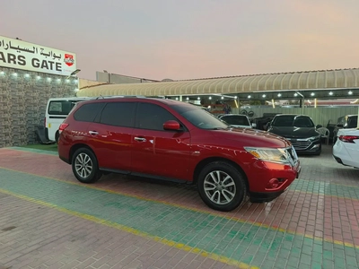 Nissan Pathfinder 2015 GCC Specs - Well Maintained Family SUV-2