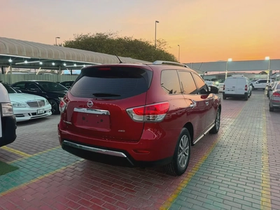 Nissan Pathfinder 2015 GCC Specs - Well Maintained Family SUV-3