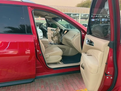 Nissan Pathfinder 2015 GCC Specs - Well Maintained Family SUV-5