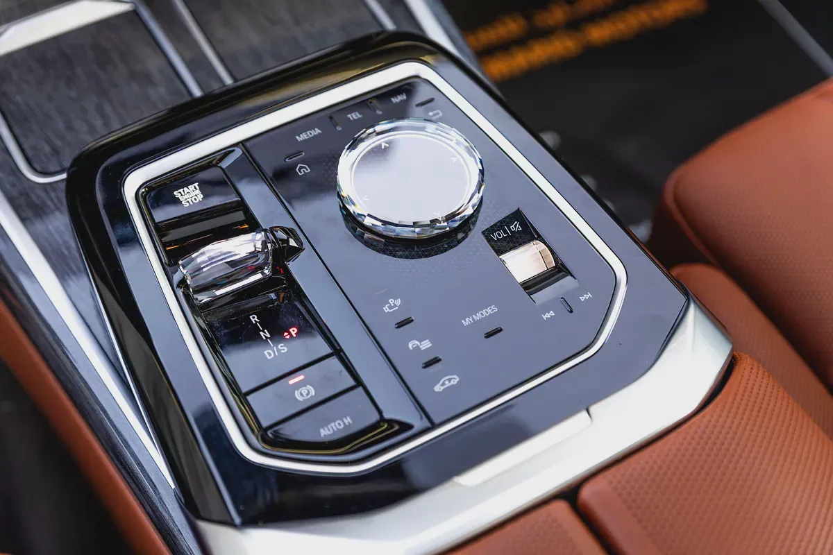 BMW 735i Pure Excellence – 2026 | GCC | Only 2,527 KM | AED 375,000-5-5