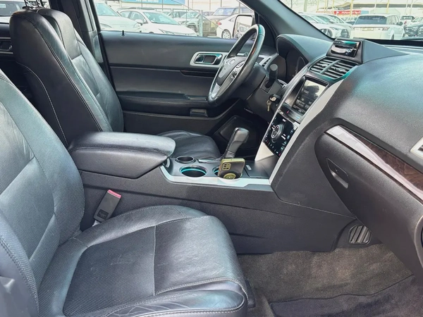 EXPLORER 7 SEATER LIMITED V4  FRESH JAPAN IMPORTED LOW MILEAGE 83000 kms