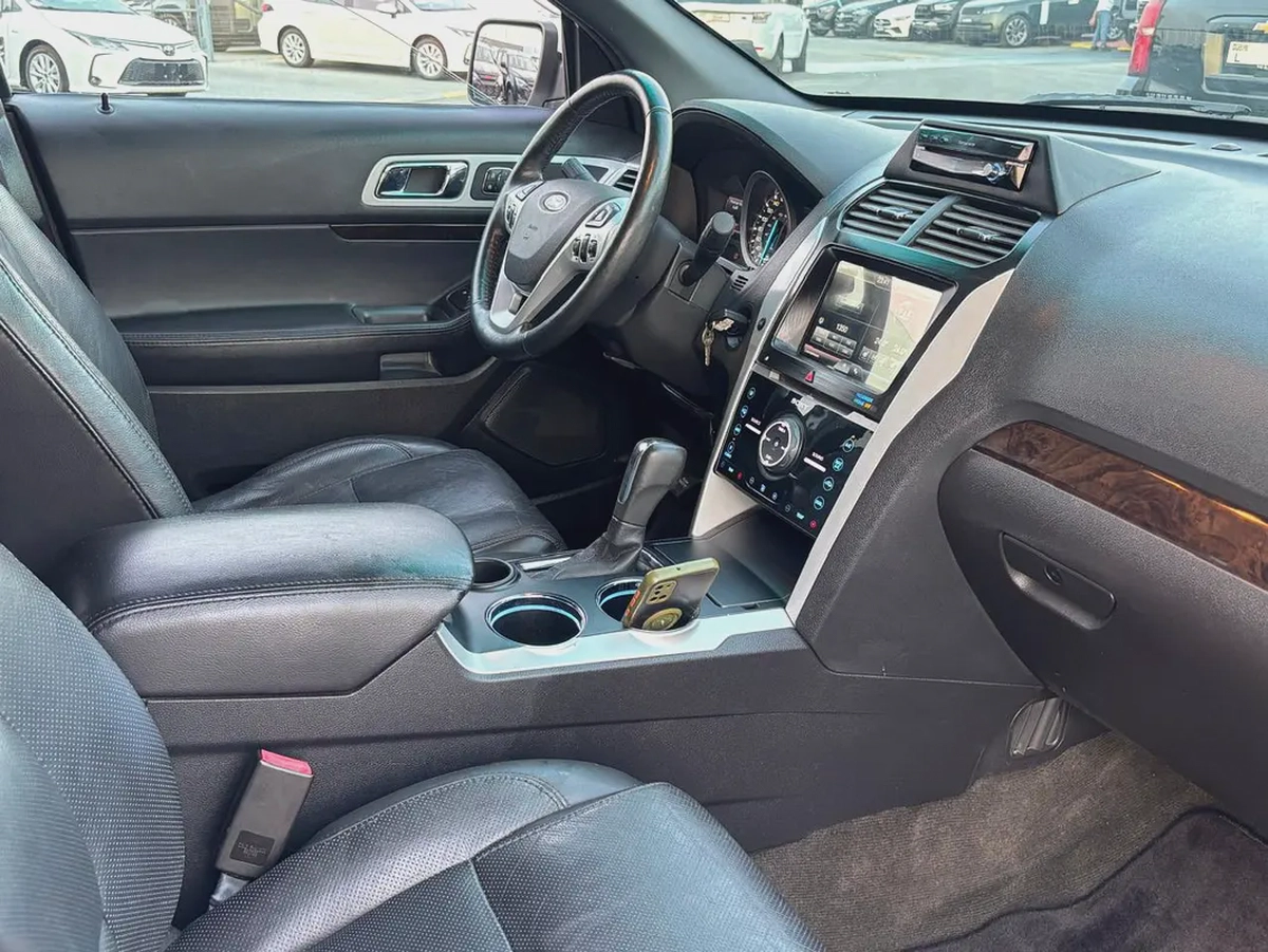 EXPLORER 7 SEATER LIMITED V4  FRESH JAPAN IMPORTED LOW MILEAGE 83000 kms-11-11