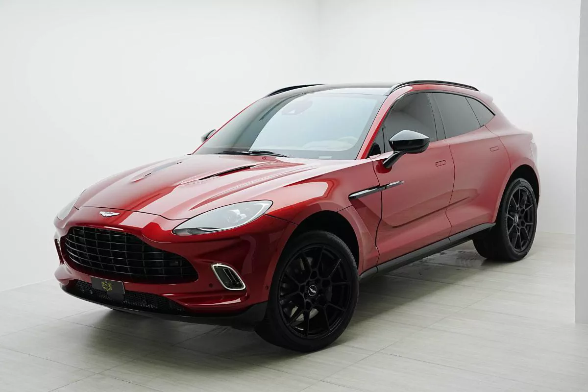 Aston Martin DBX 550