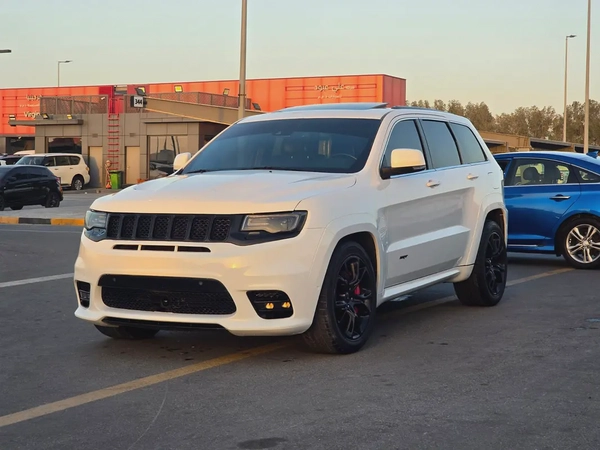 جيب كراند شيروكي 2014 مواصفات خليجية SRT 6.4 بحالة جيدة