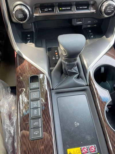 Lexus LX600 SIGNATURE-9