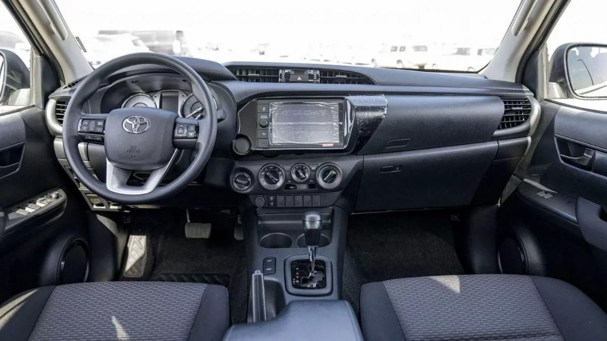 Toyota Hilux MED OPTION HILUX 2.4L AT-9-0