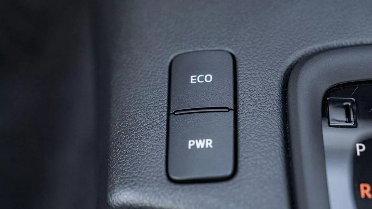 Toyota Hilux MED OPTION HILUX 2.4L AT-10-0