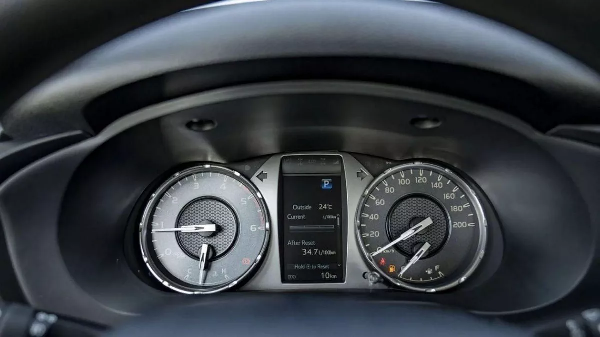 Toyota Hilux MED OPTION HILUX 2.4L AT-12-0