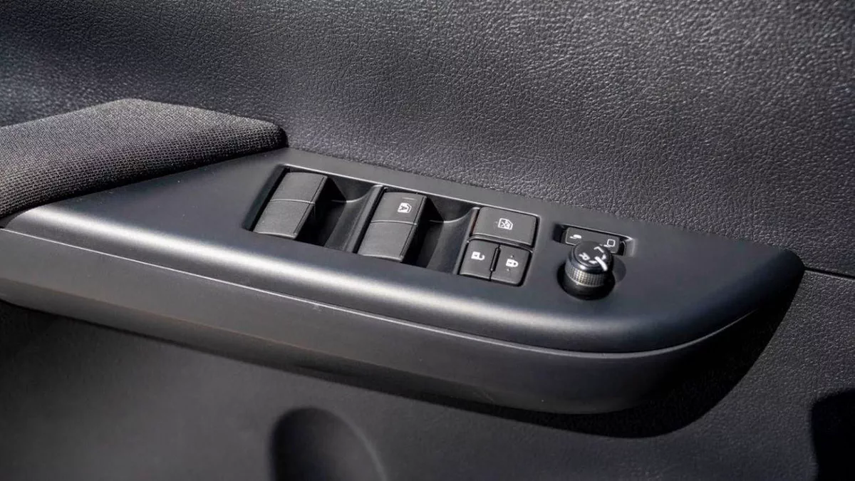 Toyota Hilux MED OPTION HILUX 2.4L AT-13-0
