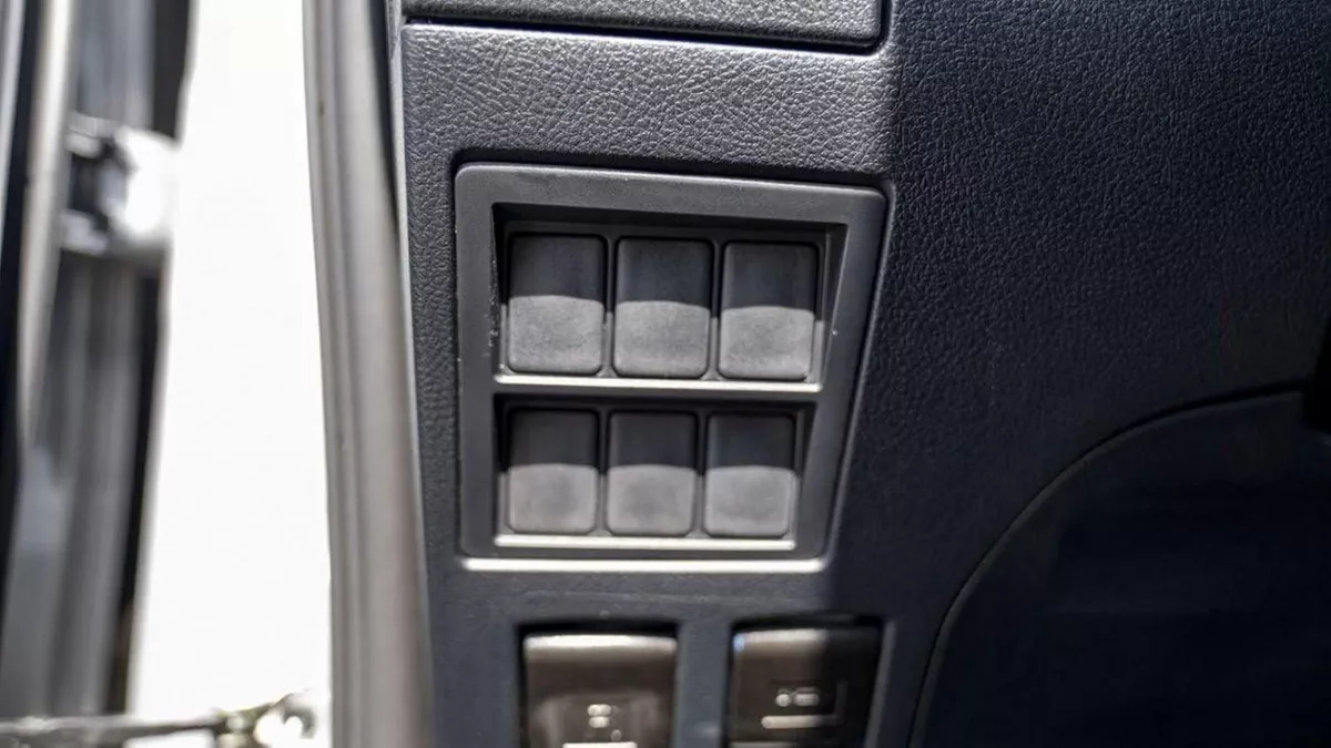 Toyota Hilux MED OPTION HILUX 2.4L AT-15-0