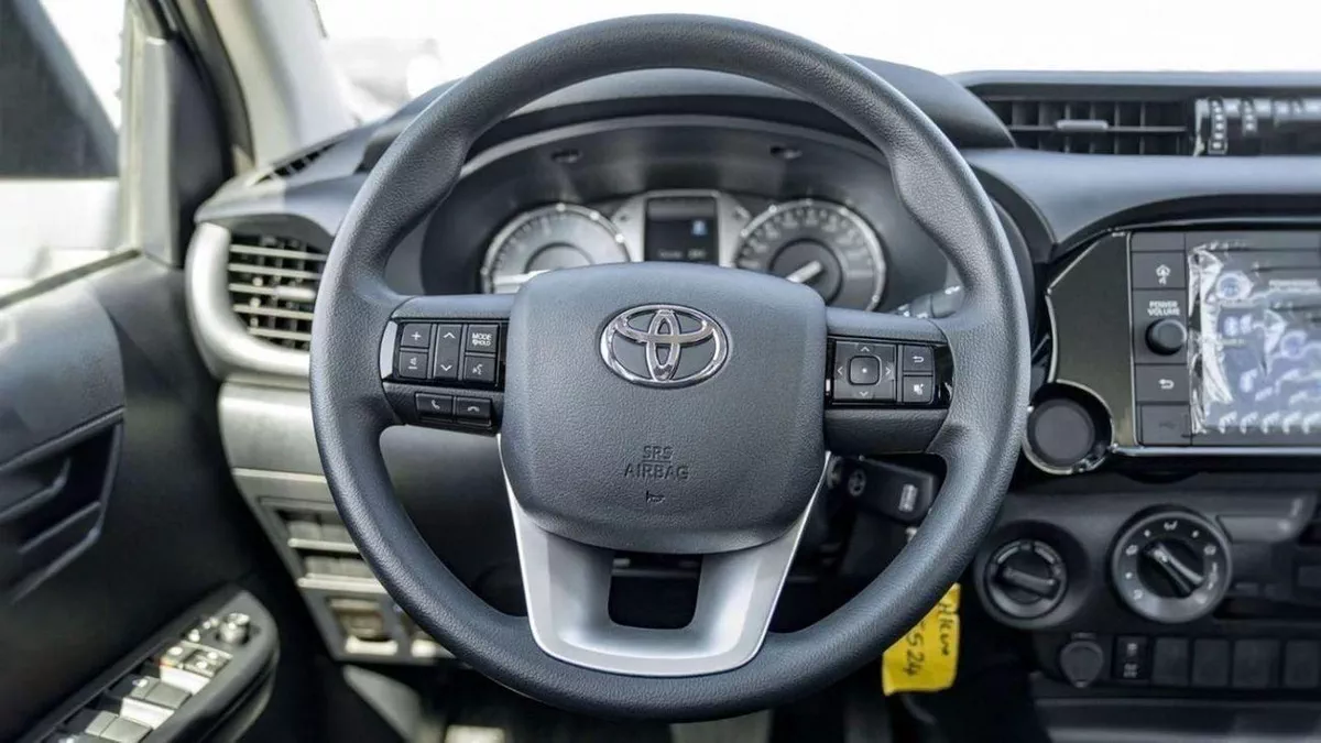Toyota Hilux MED OPTION HILUX 2.4L AT-17-0