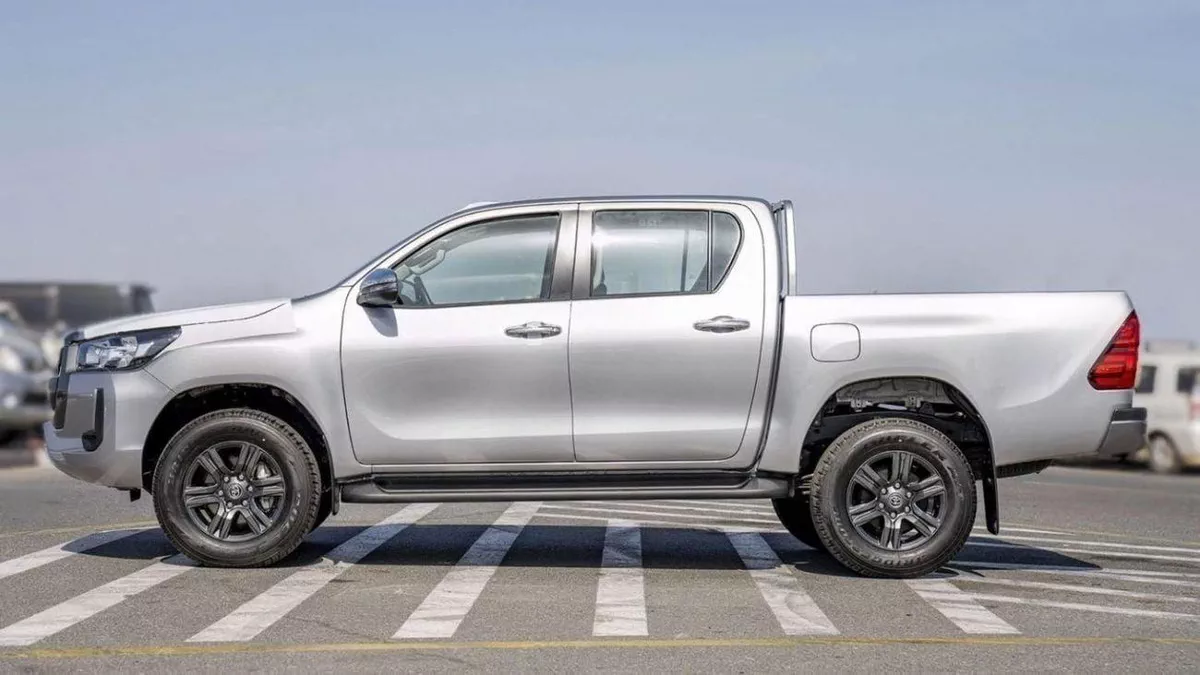Toyota Hilux MED OPTION HILUX 2.4L AT-3-0