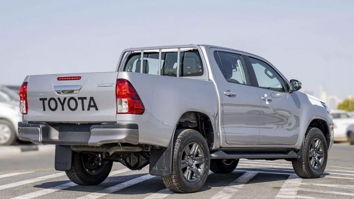 Toyota Hilux MED OPTION HILUX 2.4L AT-7-0