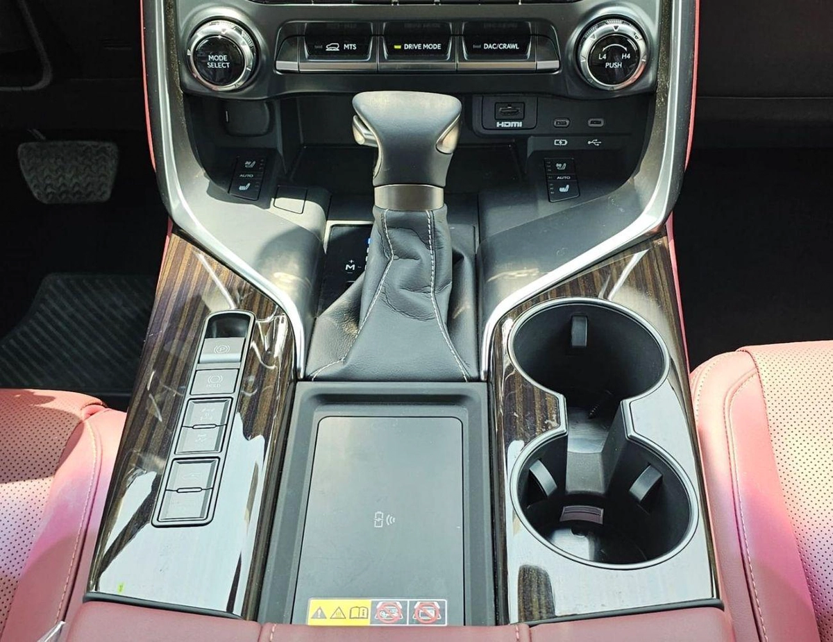 Lexus LX600 SIGNATURE || 3.5L V6 PETROL / RADAR / REAR ENTERTAINMENT SCREEN / HEADS UP DISPALY / COOL BOX (CODE-20-0