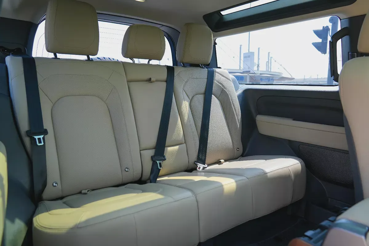 LAND ROVER DEFENDER SE P300 2024!! GCC SPECS!! WARRANTY AND SERVICE CONTRACT FROM AL TAYER-10-10
