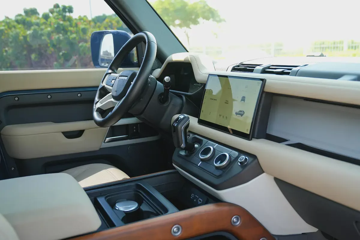 LAND ROVER DEFENDER SE P300 2024!! GCC SPECS!! WARRANTY AND SERVICE CONTRACT FROM AL TAYER-14-14