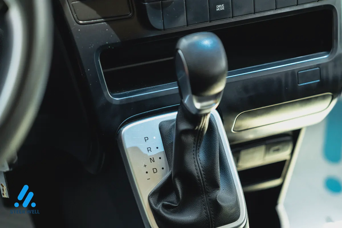 2023 Hyundai Staria Premium - GCC Specs - Like New!-14-14