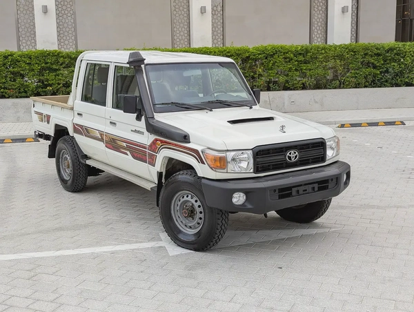 2018 Toyota Land Cruiser 70 Series LC 79 LX - GCC Specs