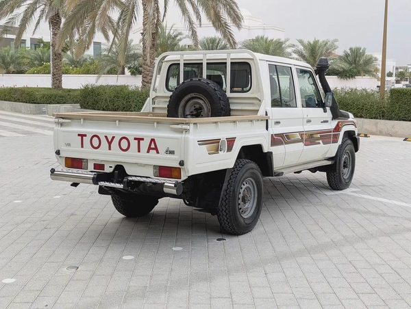 2018 Toyota Land Cruiser 70 Series LC 79 LX - GCC Specs