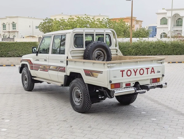 2018 Toyota Land Cruiser 70 Series LC 79 LX - GCC Specs