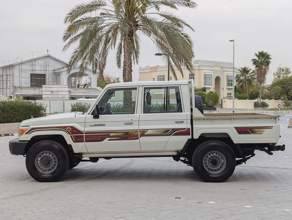 2018 Toyota Land Cruiser 70 Series LC 79 LX - GCC Specs