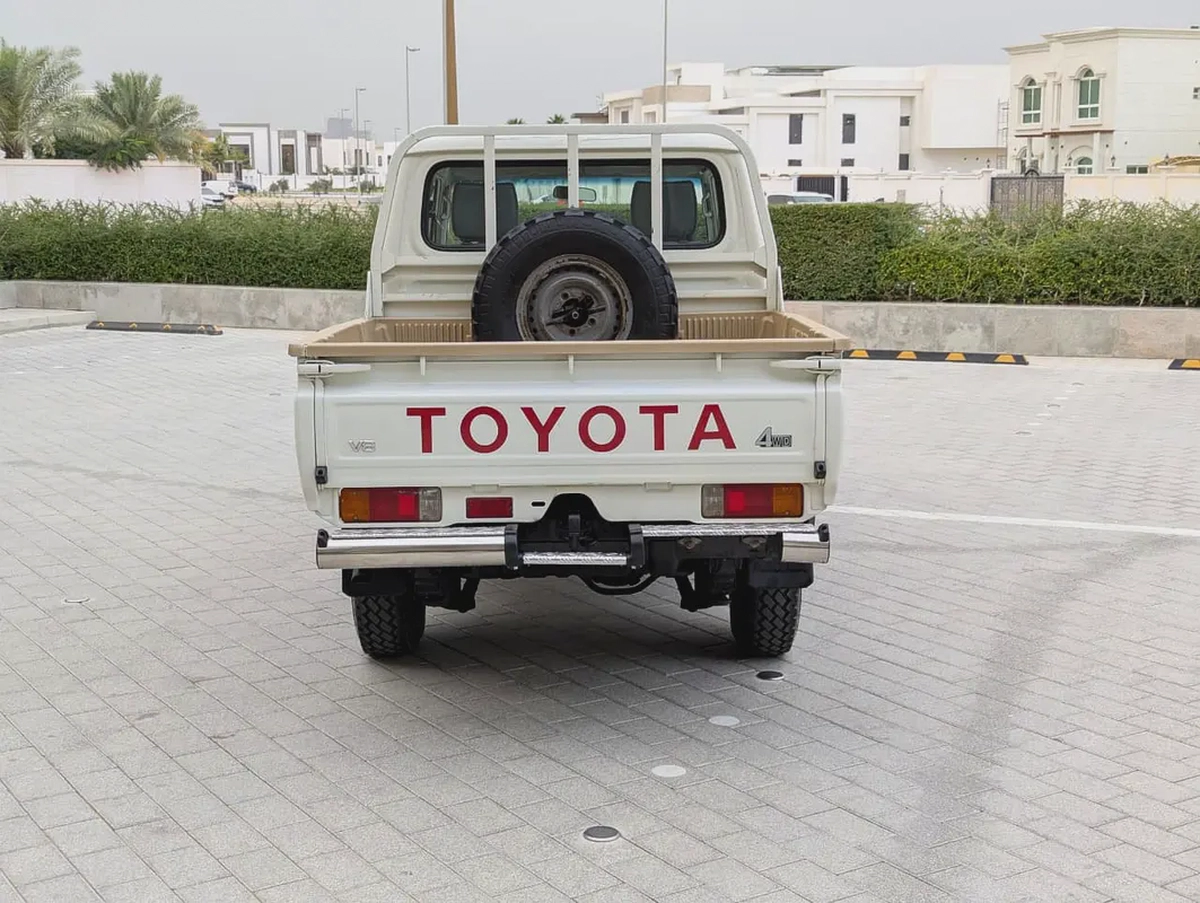 2018 Toyota Land Cruiser 70 Series LC 79 LX - GCC Specs-17-17