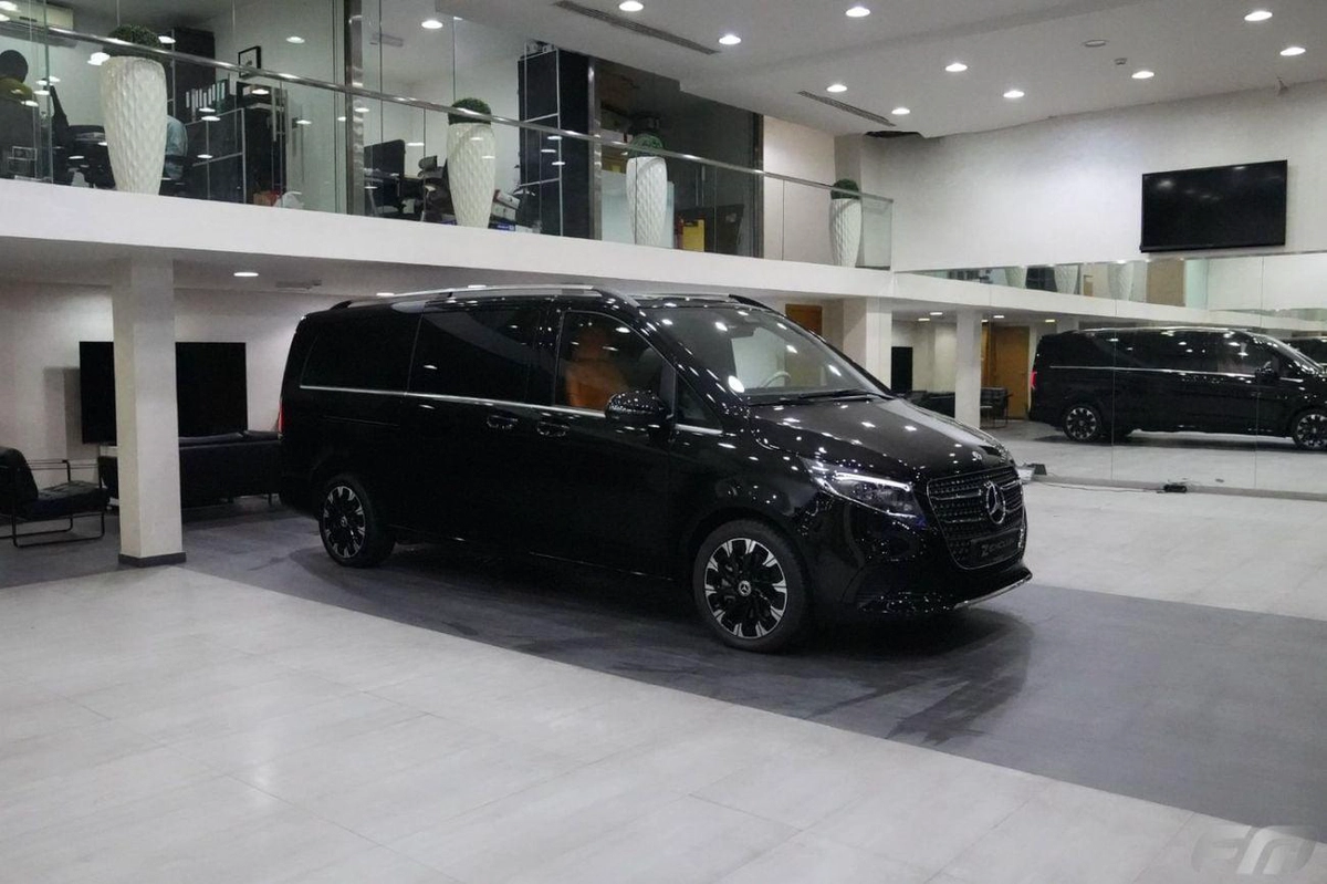 Mercedes Benz V300 AVANTGARDE VIP BUSINESS VAN –  FULL LUXURY OPTION | BRAND NEW | GCC | 2025