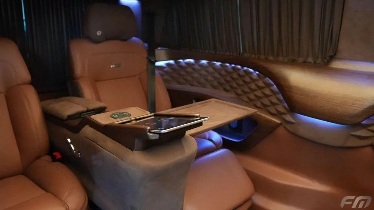 Mercedes Benz V300 VIP BUSINESS VAN – FULL LUXURY OPTION | BRAND NEW | GCC | 2025-6-0
