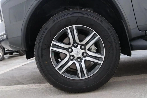 Toyota Fortuner 4.0L V6 PETROL