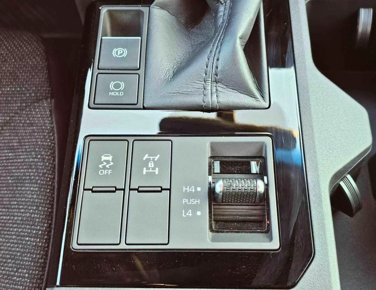 Toyota Prado TXR TOYOTA PRADO URBAN ROUND LIGHTS FABRIC SEATS SMALL DVD BASIC E OM PETROL AT 2.4L V4 4WD (CODE # P24U-19-0