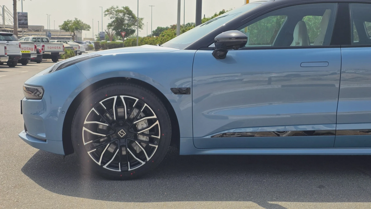 ZEEKR 001 AWD (Blue White)-4-4