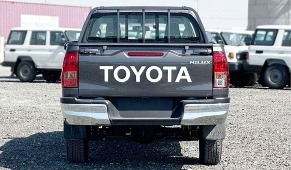 Toyota Hilux Toyota Hilux 2.4L basic option V4 2025