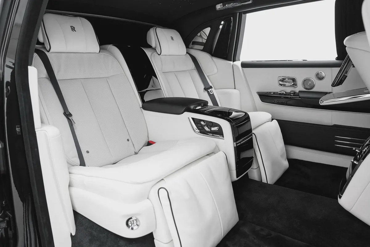 2026 ROLLS-ROYCE PHANTOM EWB WITH WARRANTY AND SERVICE CONTRACT-10-10