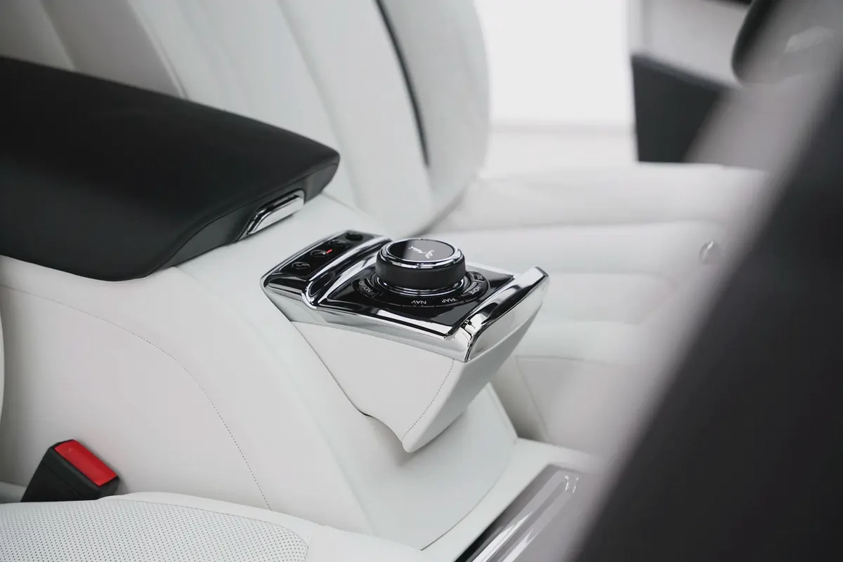 2026 ROLLS-ROYCE PHANTOM EWB WITH WARRANTY AND SERVICE CONTRACT-12-12
