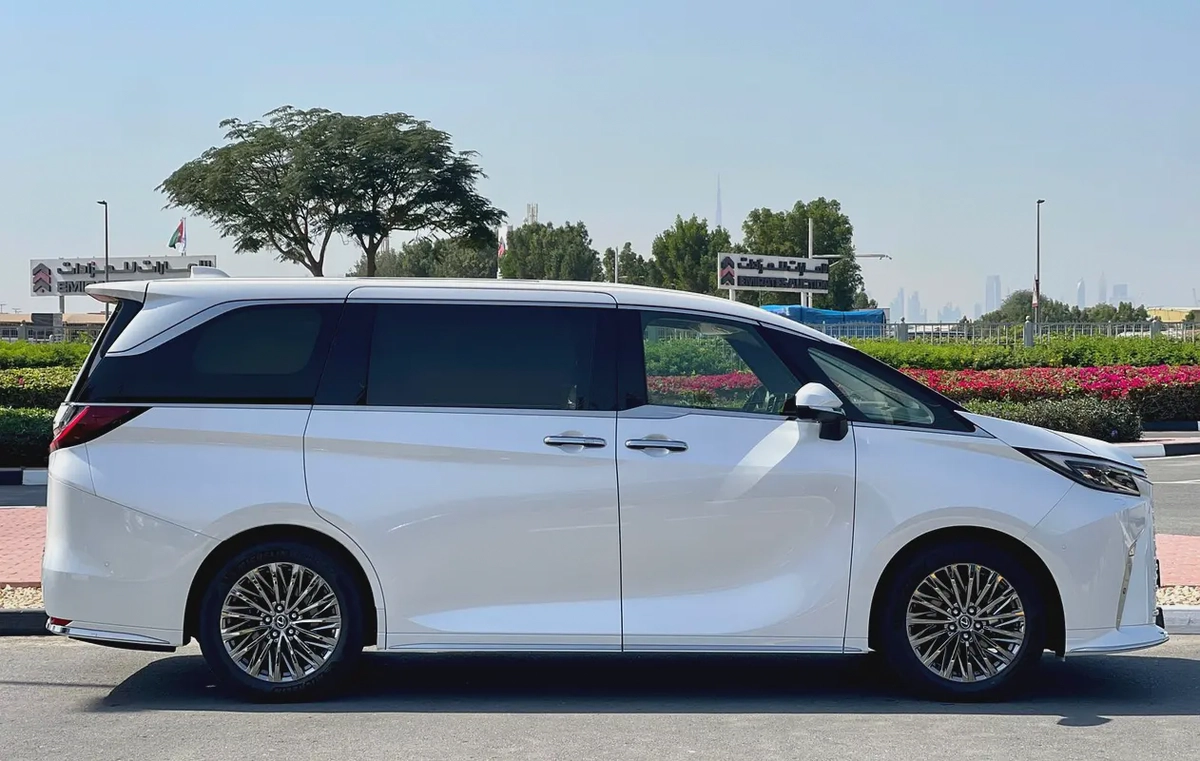 2026 Lexus LM350 – Rare Pearl White Exterior | White Leather Interior | 7-Seater Top Option-4-4