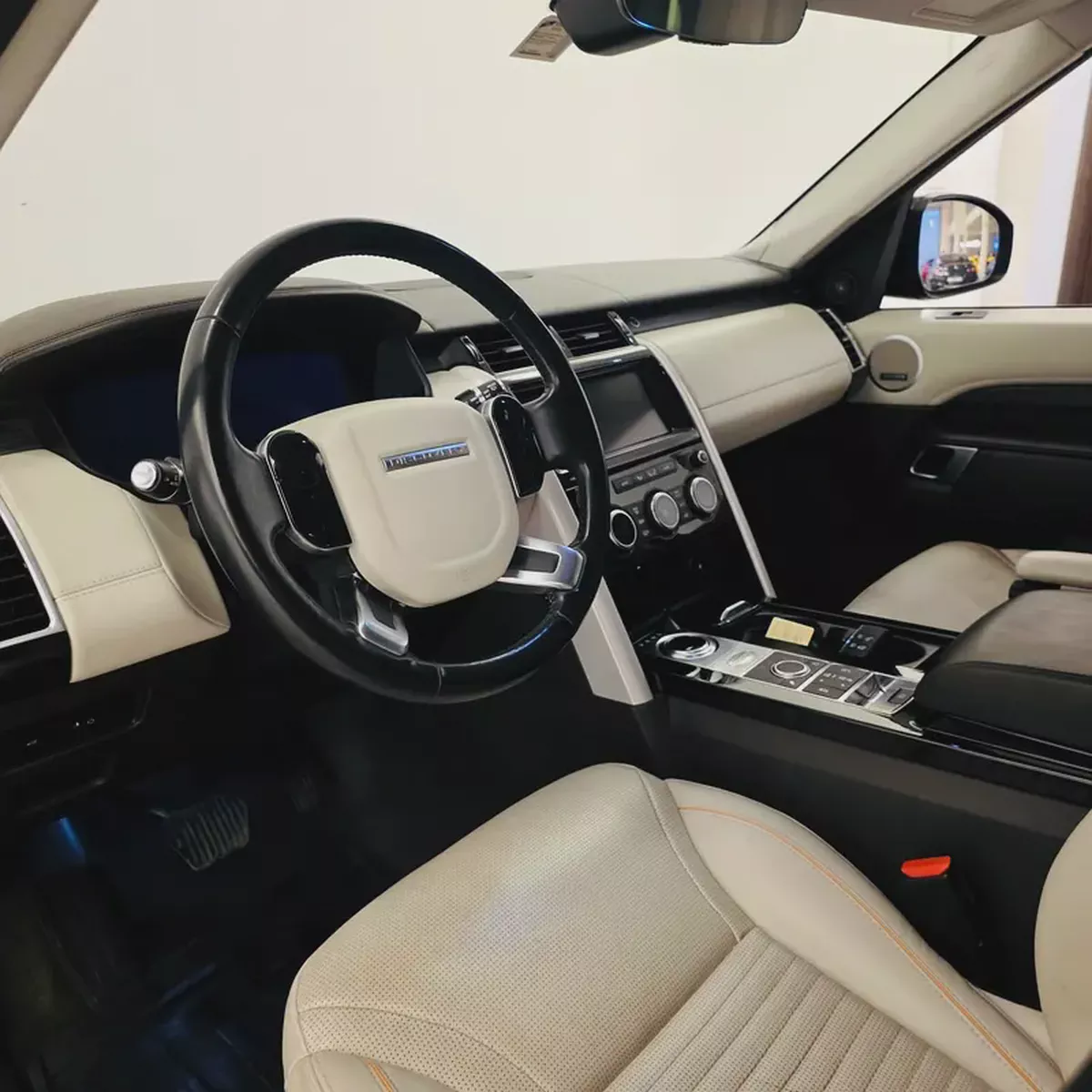 AED 1394 PM | LANDROVER DISCOVERY HSE 2019 | 7-SEATER | WELL MAINTAINED | 1 YEAR WARRANTY-9-9