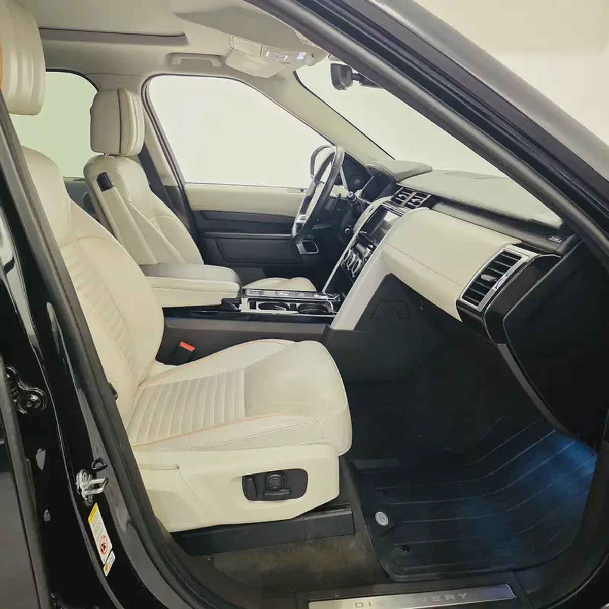 AED 1394 PM | LANDROVER DISCOVERY HSE 2019 | 7-SEATER | WELL MAINTAINED | 1 YEAR WARRANTY-12-12