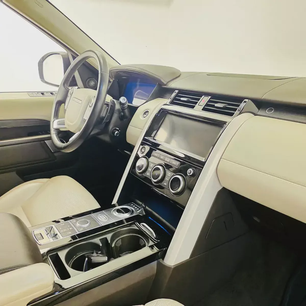 AED 1394 PM | LANDROVER DISCOVERY HSE 2019 | 7-SEATER | WELL MAINTAINED | 1 YEAR WARRANTY-14-14