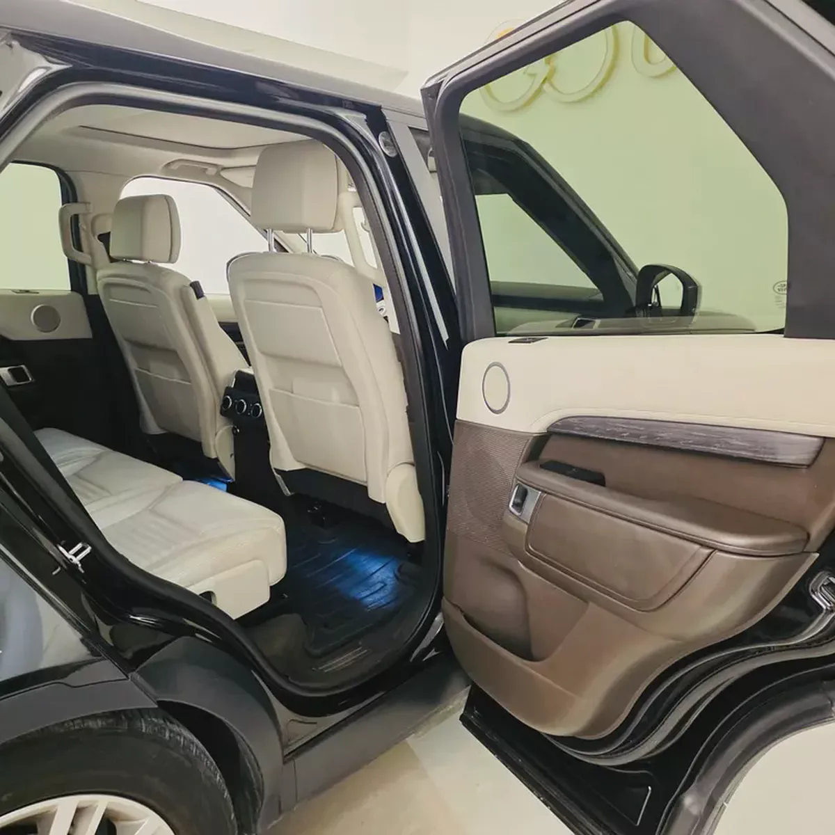 AED 1394 PM | LANDROVER DISCOVERY HSE 2019 | 7-SEATER | WELL MAINTAINED | 1 YEAR WARRANTY-18-18