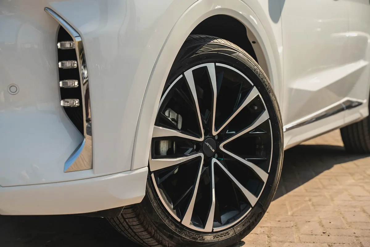Jetour X70 Plus Luxury 2025 Low Mileage GCC 1.6L Turbo 4 Cylinders-1-1