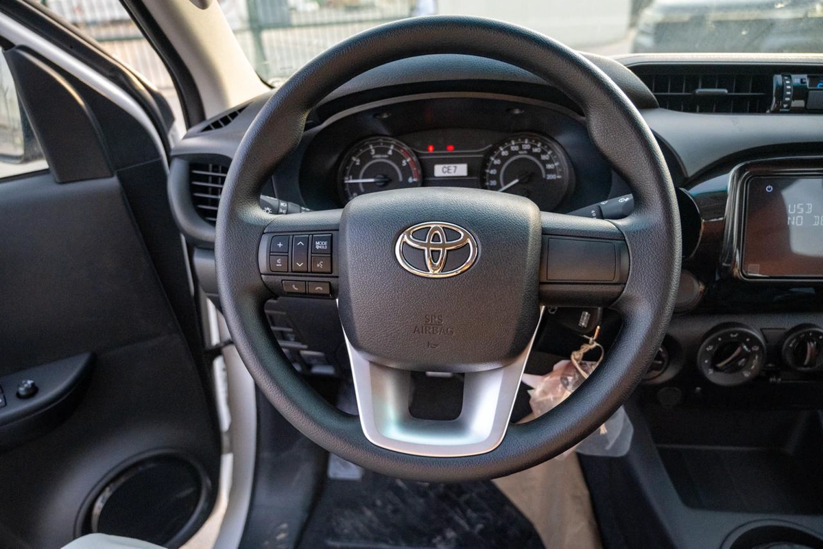Toyota Hilux DLX Basic-3-3