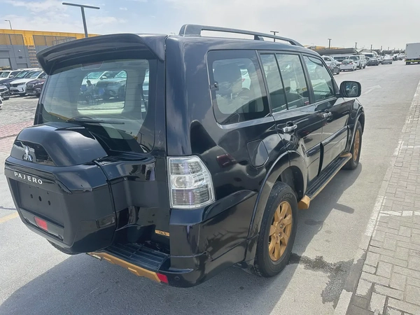 Mitsubshi pajero 2010 fullopshin blak color GCC Calen car